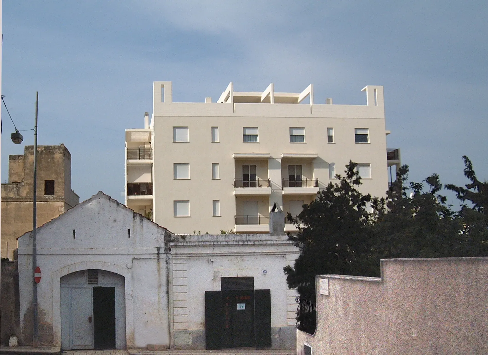 Palazzo Amaricusa: il palazzo dietro la casa rurale e il muro in pietra del borgo