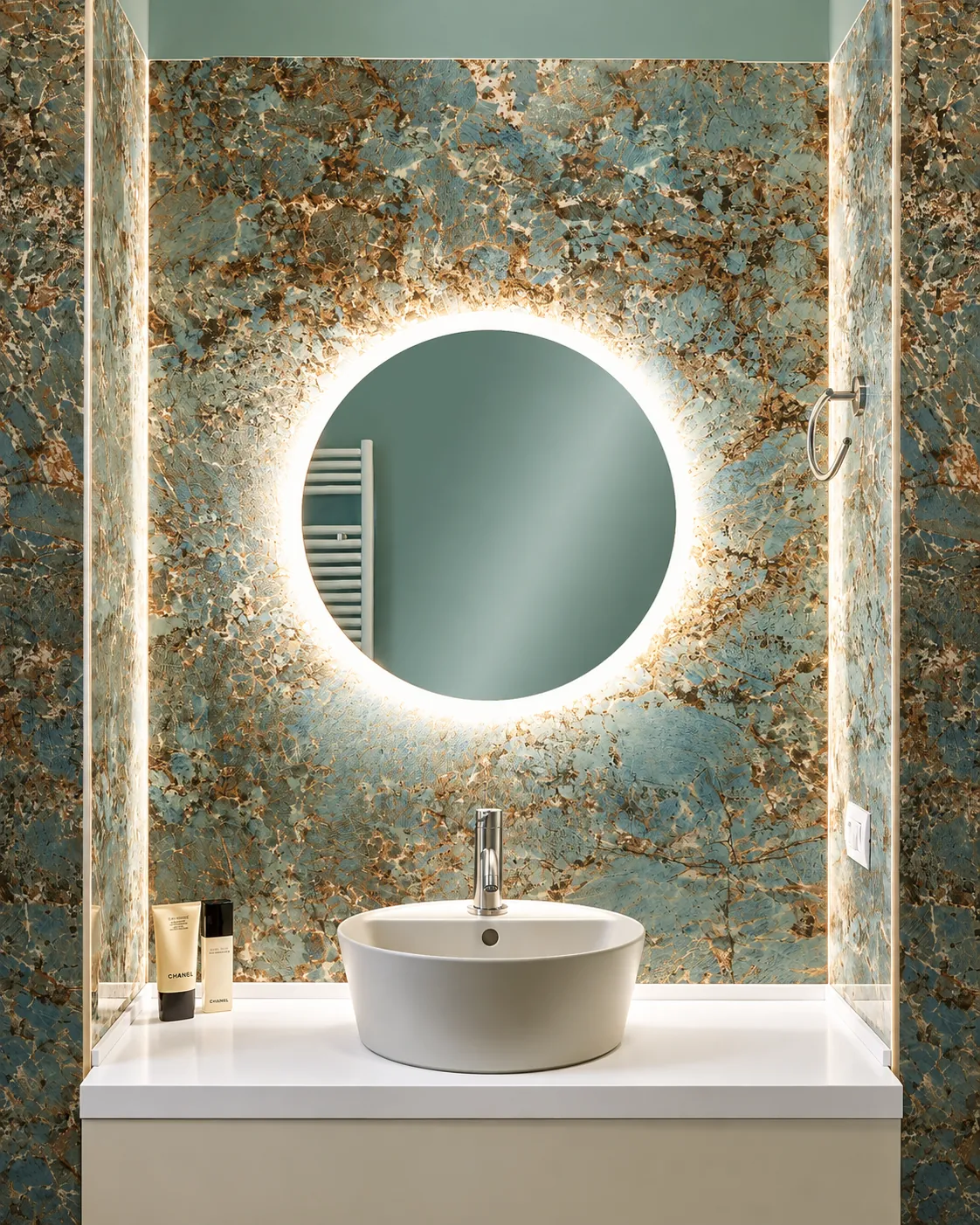 CFC: Bagno con pietra verde e specchio retroilluminato