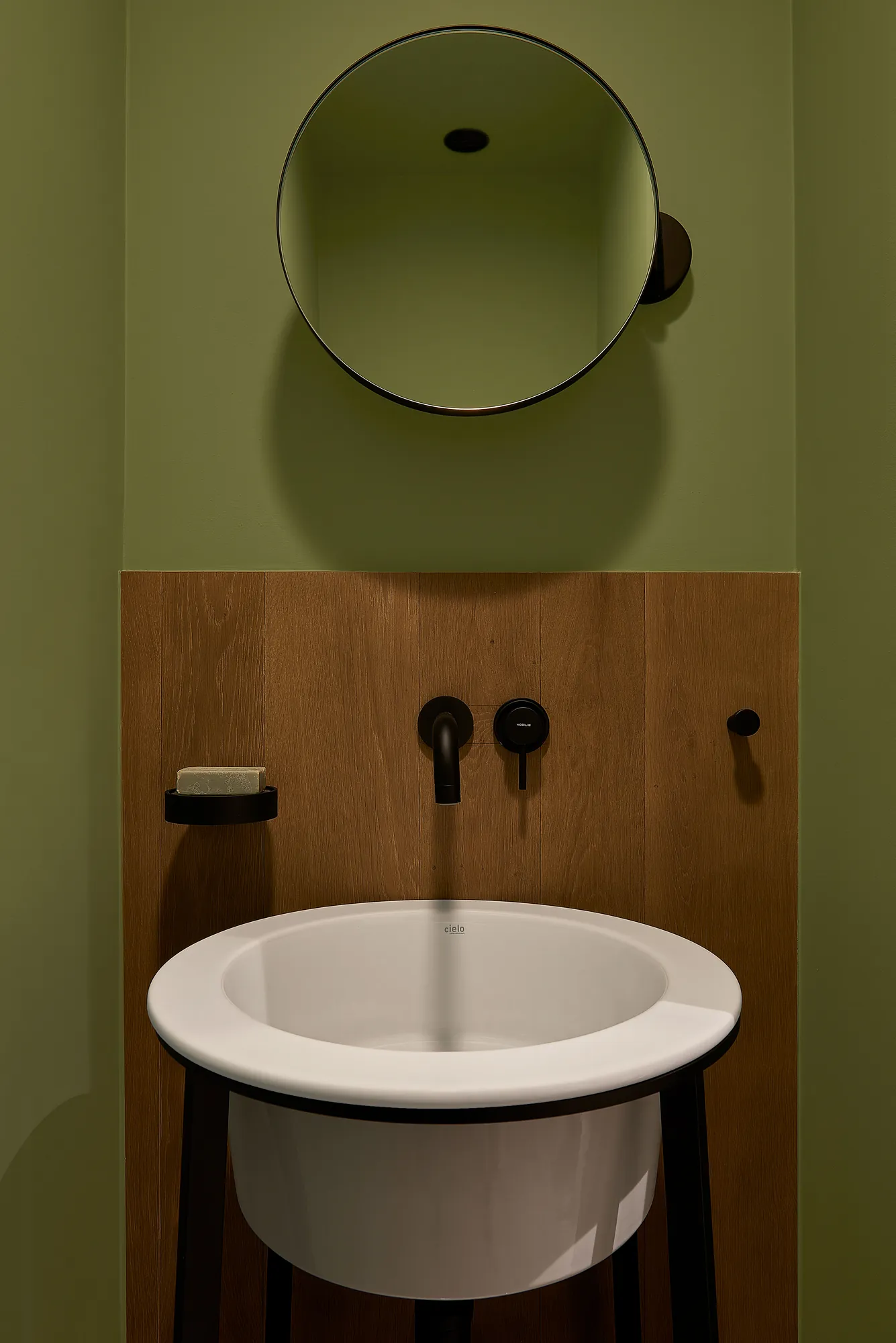 CFC: Bagno ospiti con parete verde e lavabo su struttura metallica