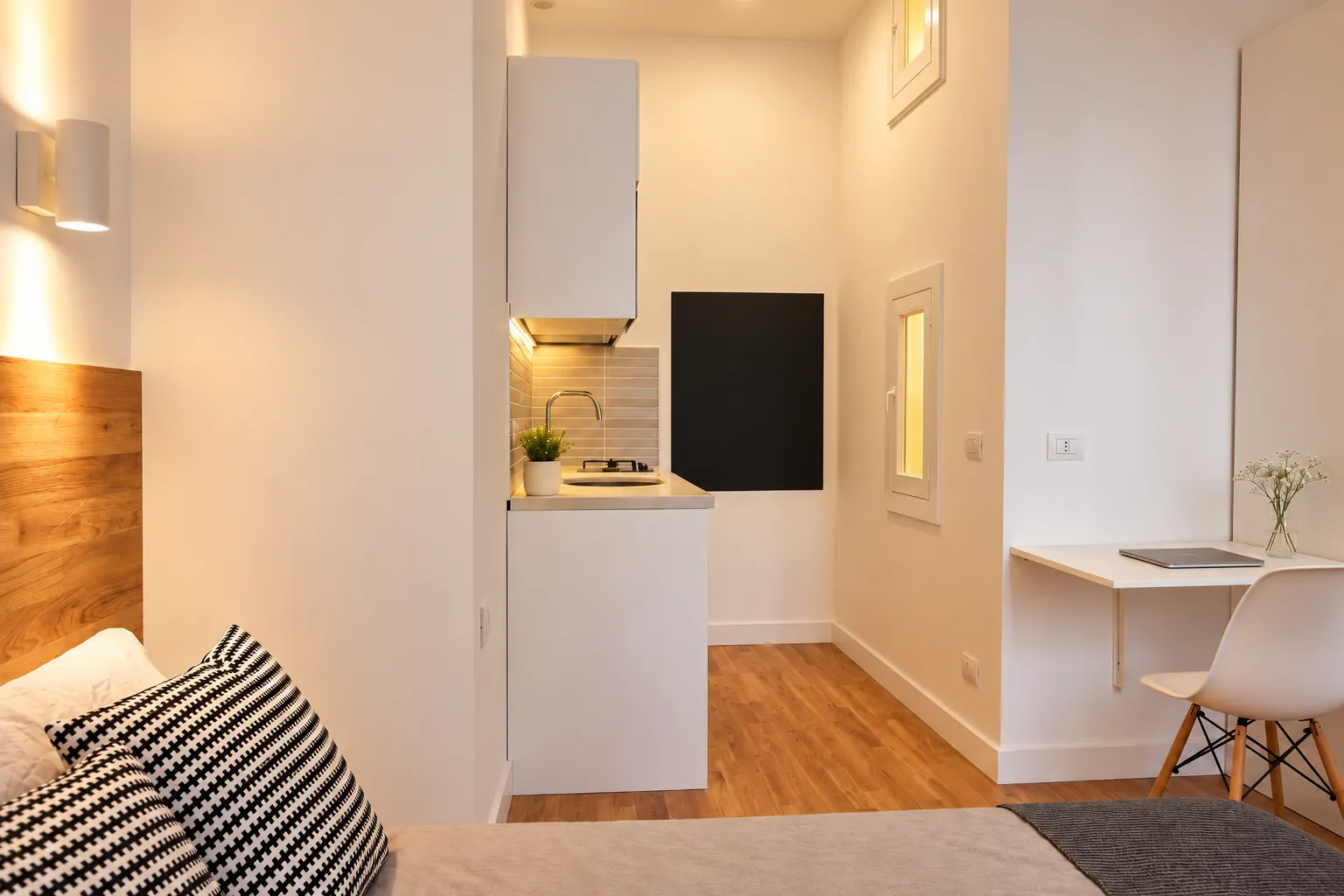 Via Melo, appartamento 1: cucina compatta e parquet