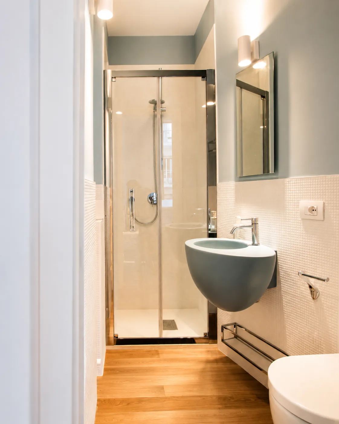 Via Melo, appartamento 1: il bagno compatto e luminoso