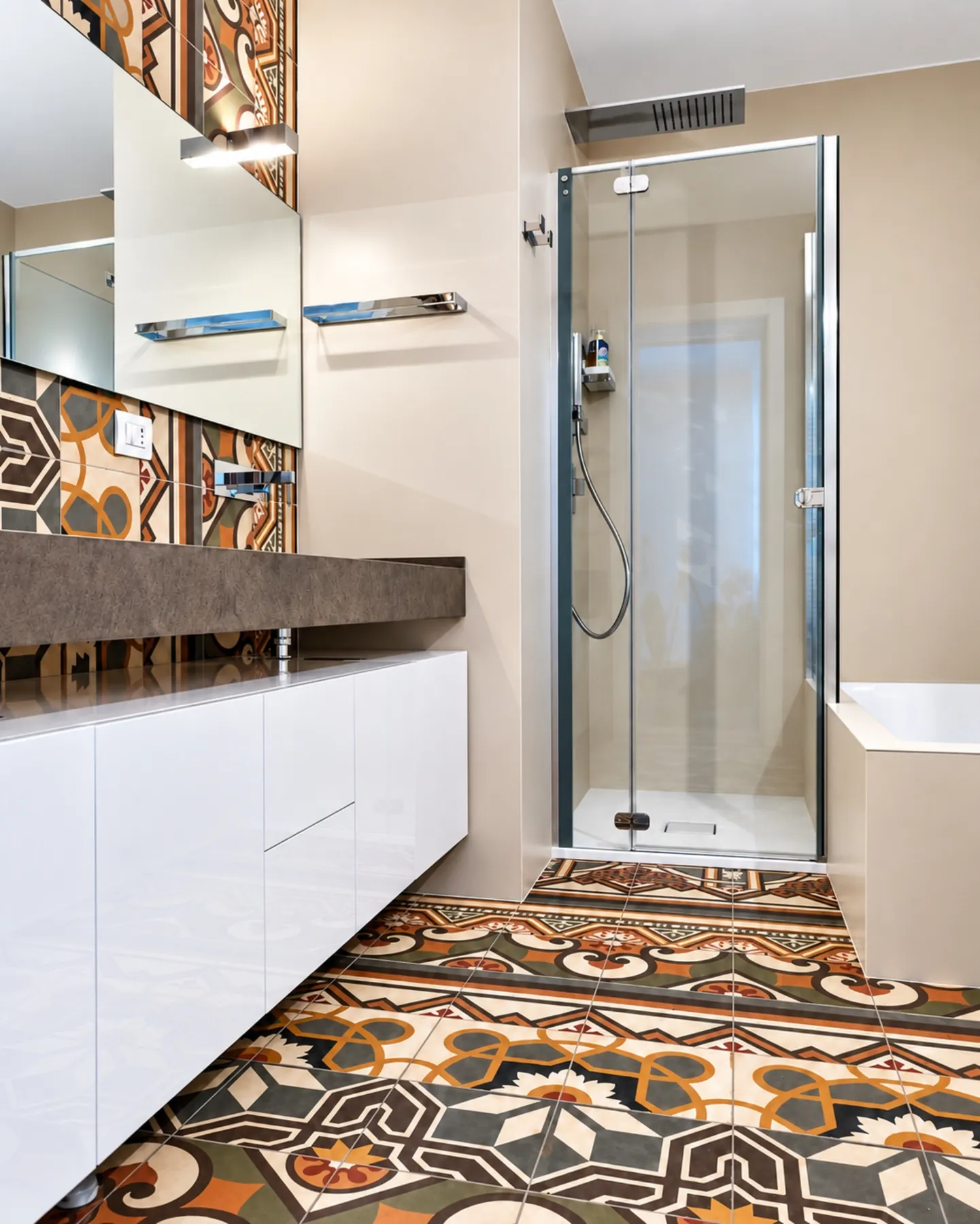 PPc: Il bagno con le cementine come rivestimento