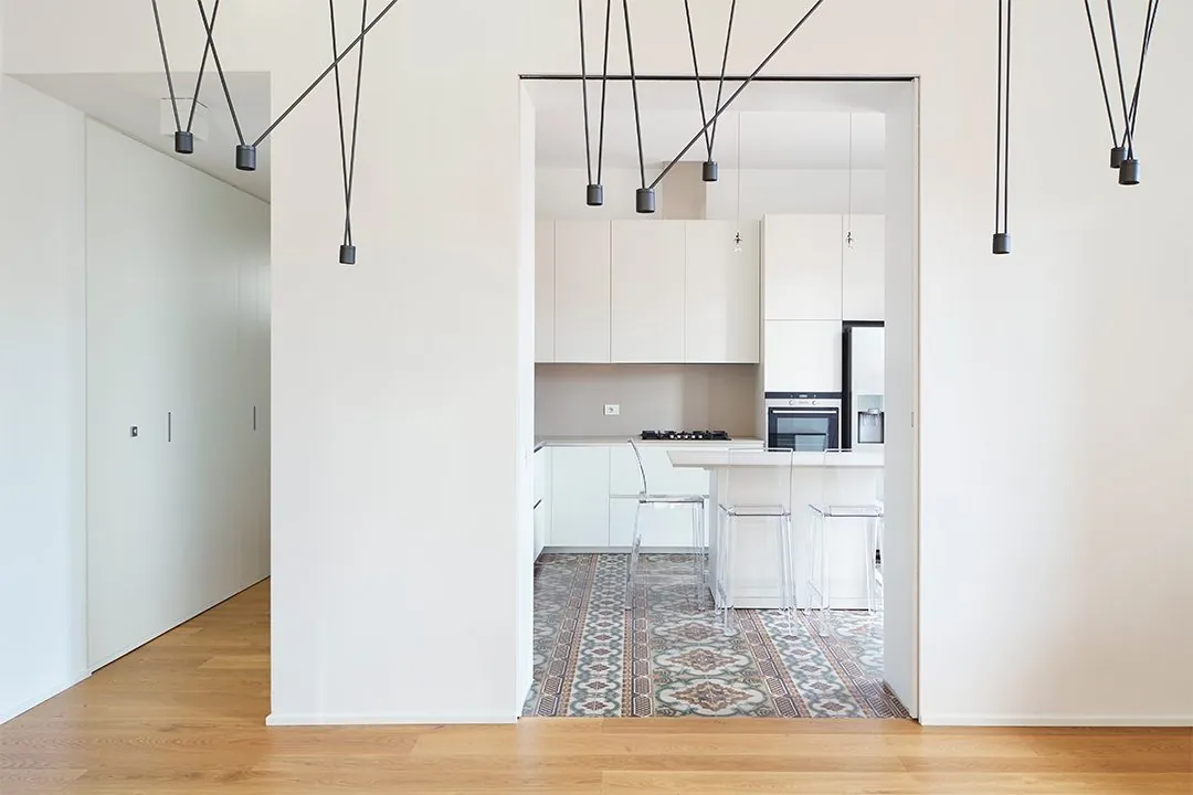 PPc: la cucina dell'appartamento finito, con le cementine recuperate