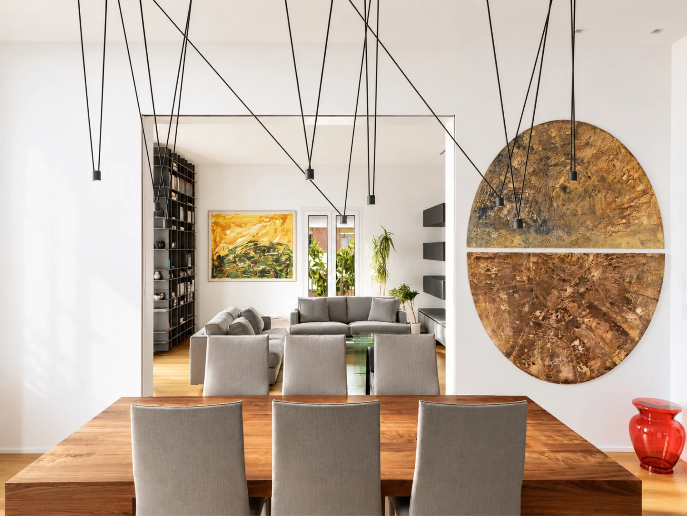 PPc: La sala da pranzo con la sospensione Match di Vibia