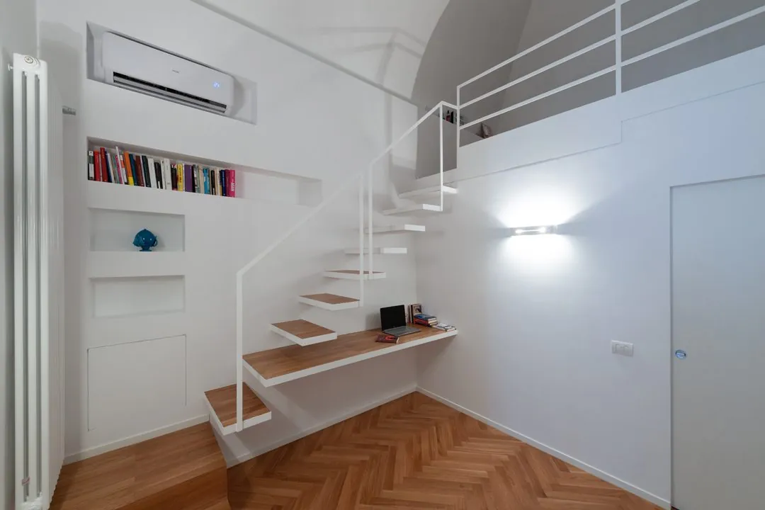 Interno con scala bianca e soppalco